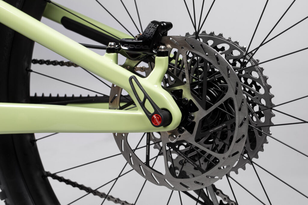 Schräge Ansicht auf das hintere Bremssystem. Bildmittig prangen die SRAM HS2 Scheiben in 200mm und der SRAM CODE RSC Bremssattel an einem Santa Cruz Heckler in Gloss Avocado Green.