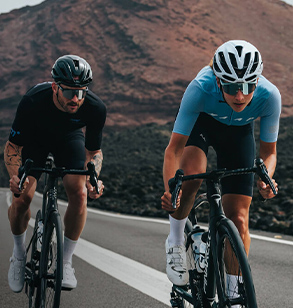 Zwei Radfahrer mit Helmen von KASK.